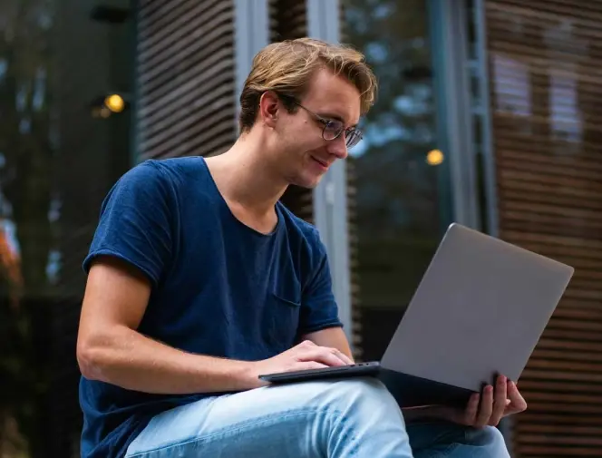 man_at_laptop_nologo